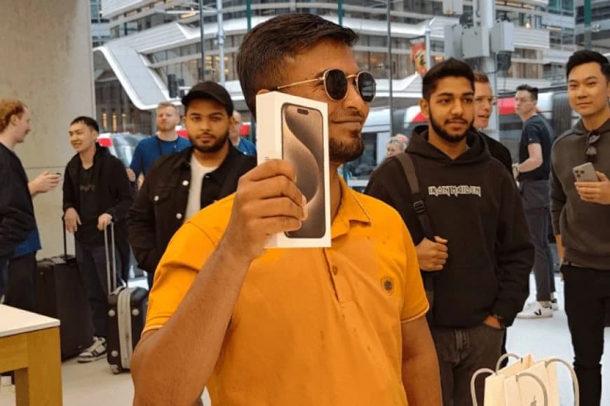 Byamusabye kumara amasaha 9 ku iduka! Umuntu wa mbere ku Isi yamaze kugura iPhone 15