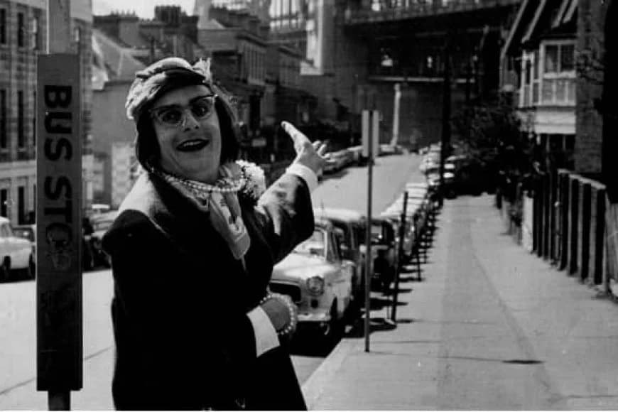 "Yahoraga ari inyenyeri yaka" Minisiteri w'Intebe wa Australia agaruka ku munyarwenya Barry Humphries witabye Imana