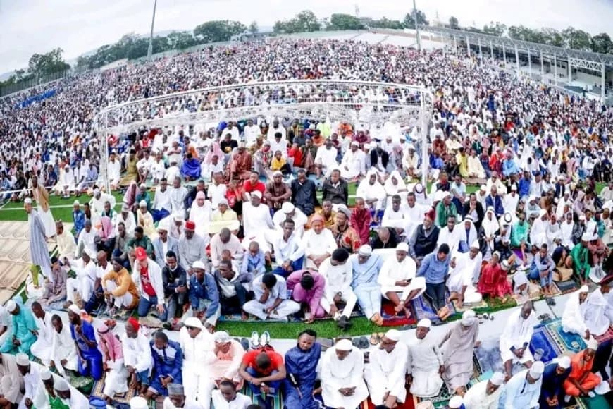 Uruhumbirajana rw'abayisiramu bahuriye kuri Kigali Pelé Stadium mu isengesho rya Eid Al Fitr _ AMAFOTO