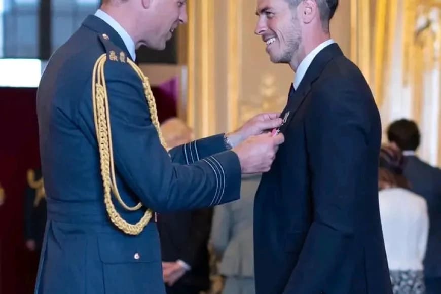 Gareth Bale yambitswe umudari  wa MBE n'Igikomangoma cya Wales