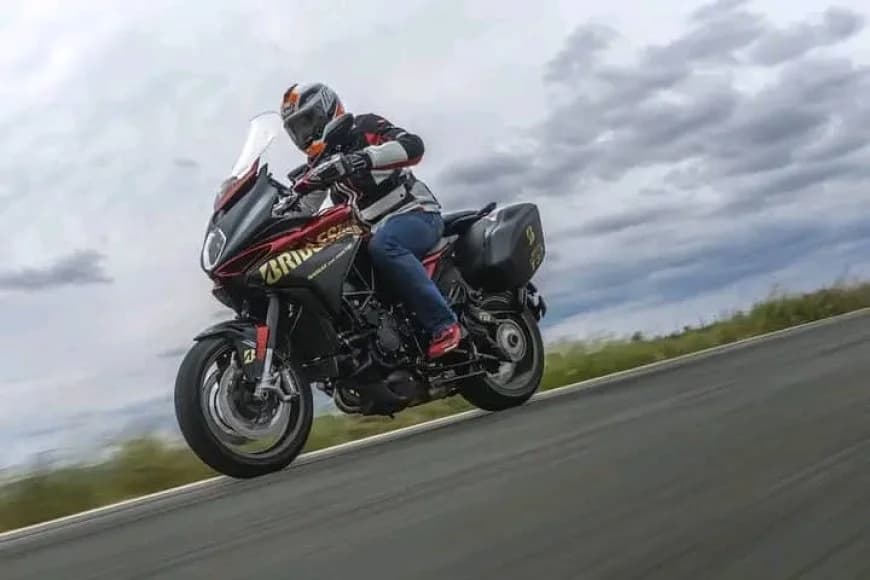 Thierry yanditse amateka yo kuzenguruka ibihugu 15 mu masaha 24 akoresheje moto