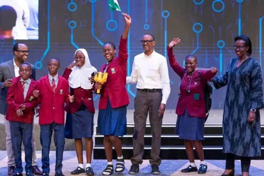 President Kagame gifted laptops to the participants of the AI and Robotics competition