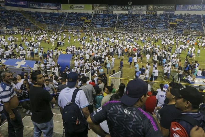 El Salvador: Abantu 9 bapfuye abandi basaga 500 bakomerekera mu muvundo kuri Stade