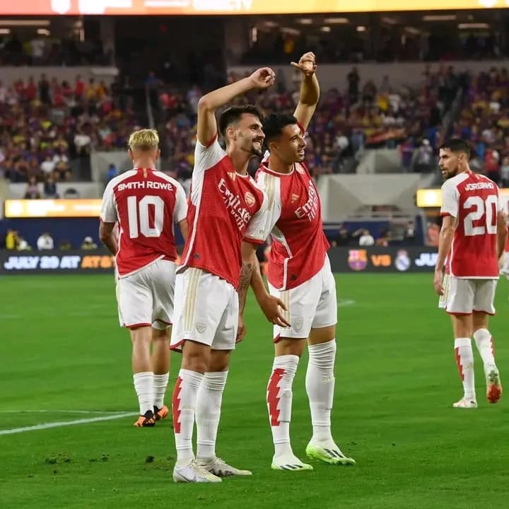Arsenal Defeats Manchester United 2-1 in Thrilling Pre-Season Friendly