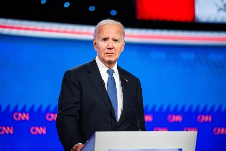 Perezida Joe Biden imbere y'imbaga y'abantu yananiwe gutandukanya u Bufaransa n’u Butaliyani