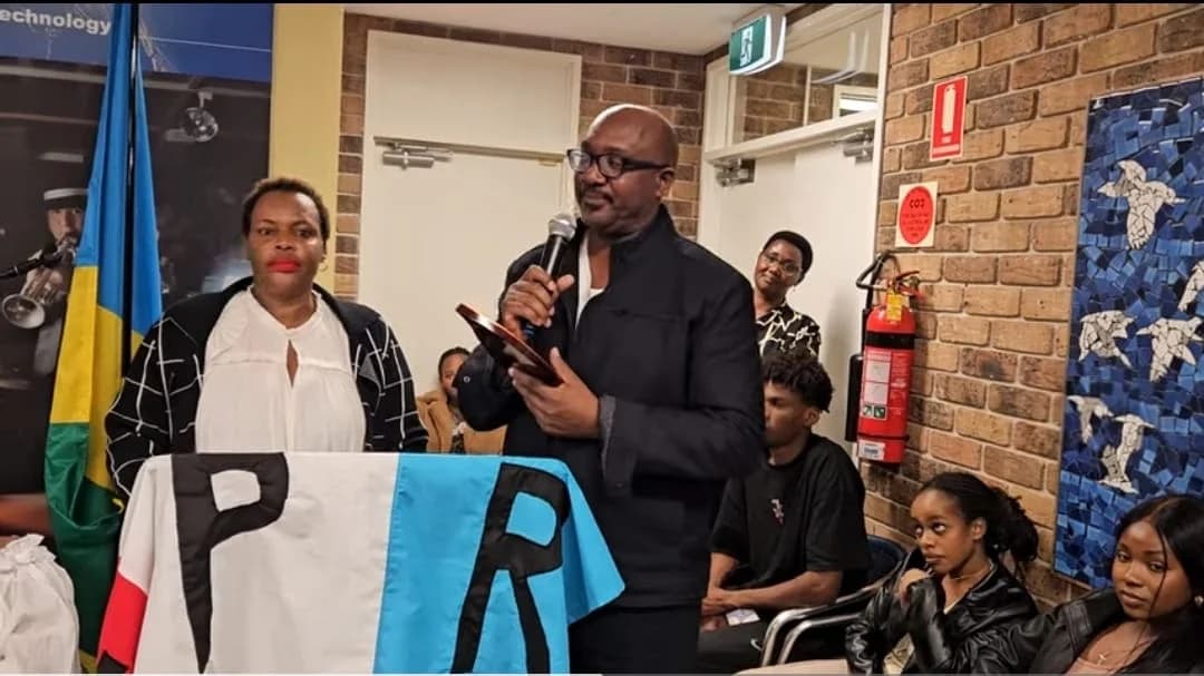 Murindangabo Renatus ukuriye umuryango mugari w'abanyarwanda batuye mu gihugu cya Australia muri Leta ya Queensland yahawe igihembo