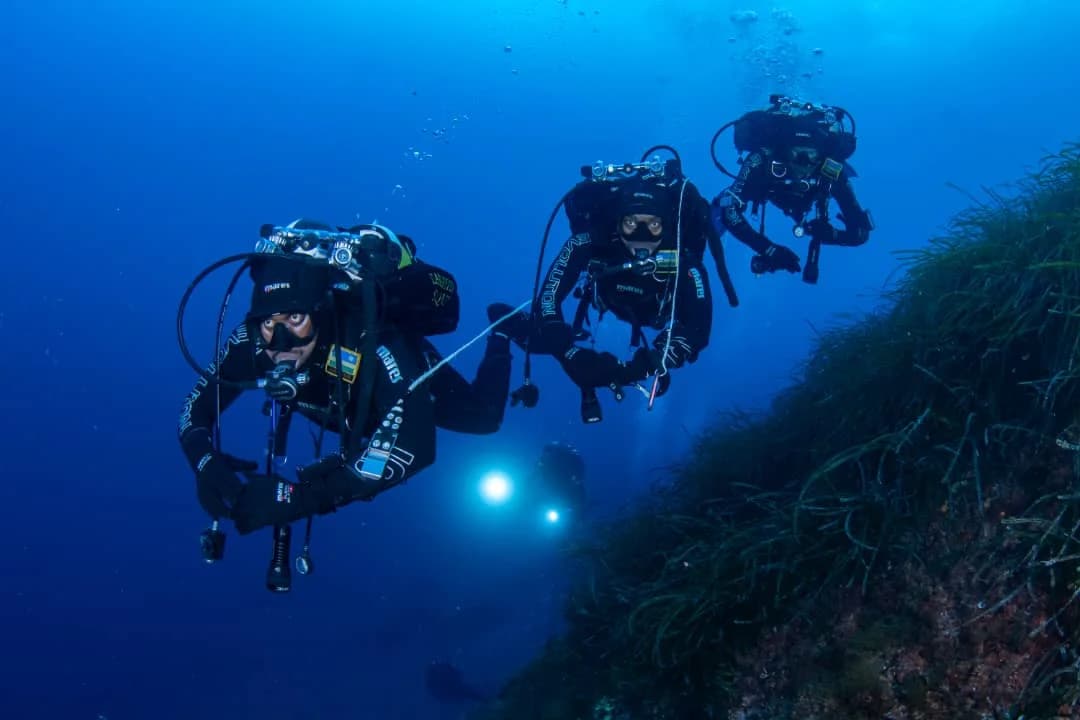 Police officers complete marine diver course in Italy