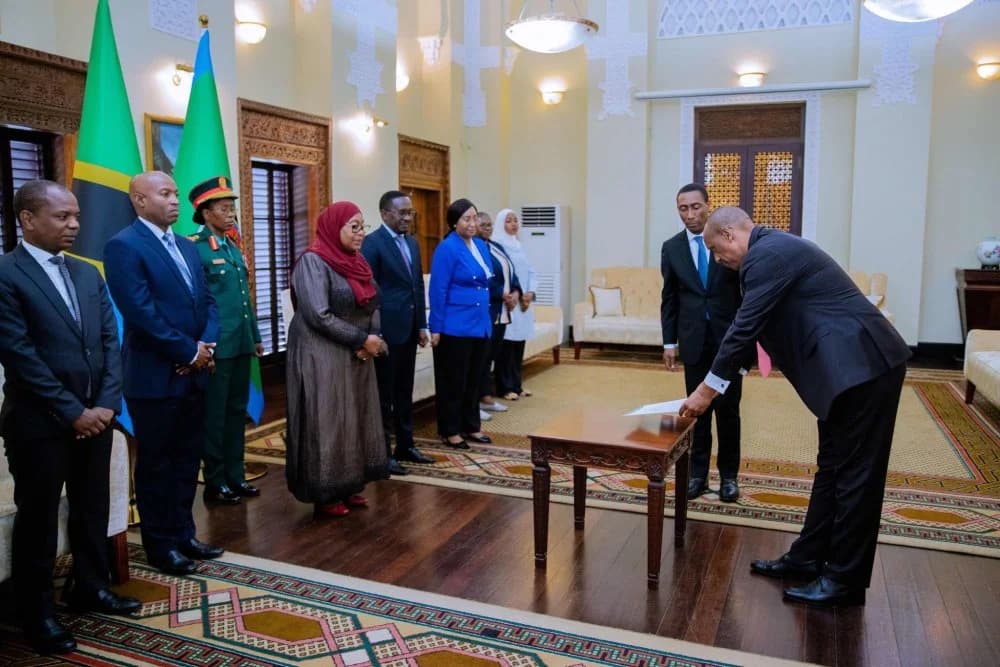 Gen. Nyamvumba presents letters of credence to Tanzania President
