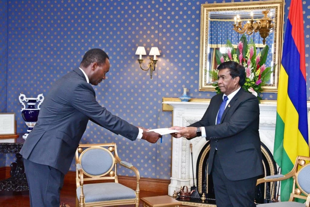 Hategeka Presents Letters of Credence to Mauritius President