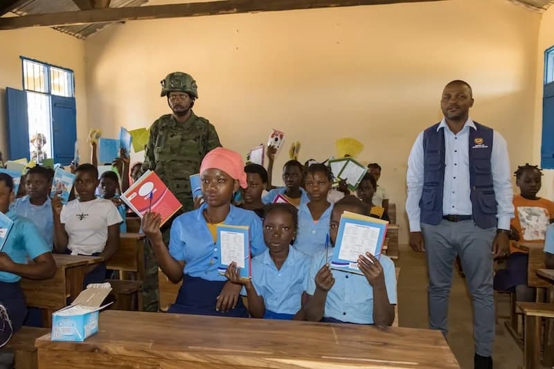 Cabo Delgado: Rwandan troops rehabilitate school, donate scholastic materials