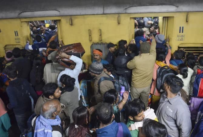 Tragedy Strikes at New Delhi Railway Station, Leaving 18 Dead and Several Injured
