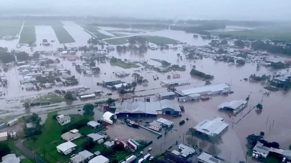 Queensland floods claim lives, Leave over 7,000 homes without power