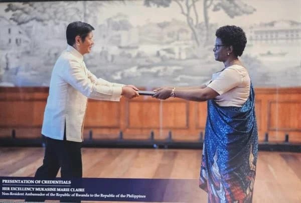 Amb. Mukasine presents credentials to Philippine President