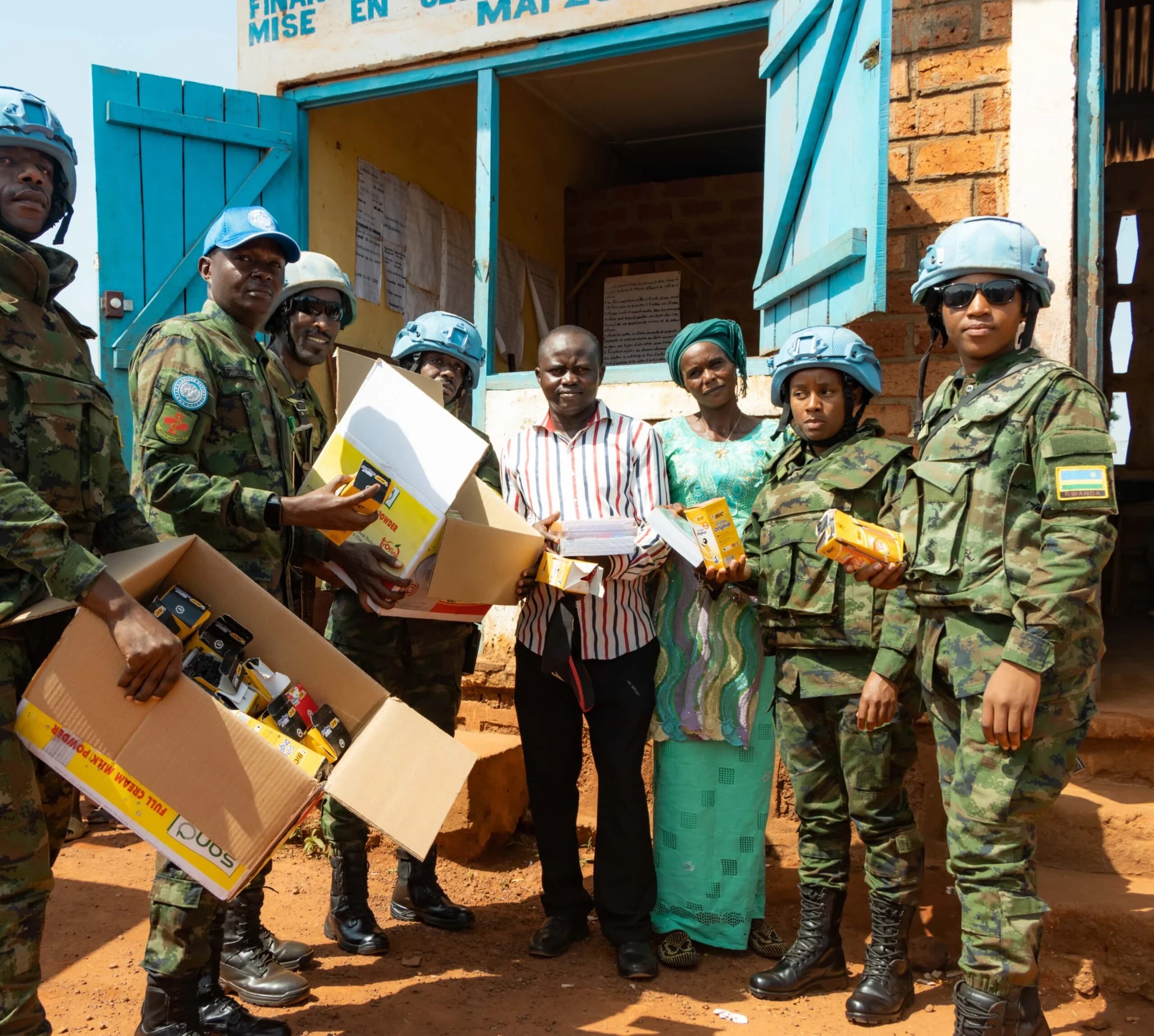 CAR: Rwandan peacekeepers donate educational materials to students