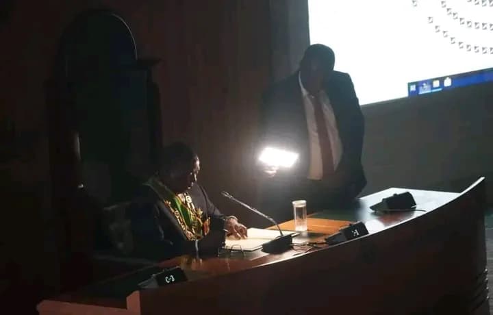 Power outage forces Zimbabwe’s President to deliver speech under flashlight