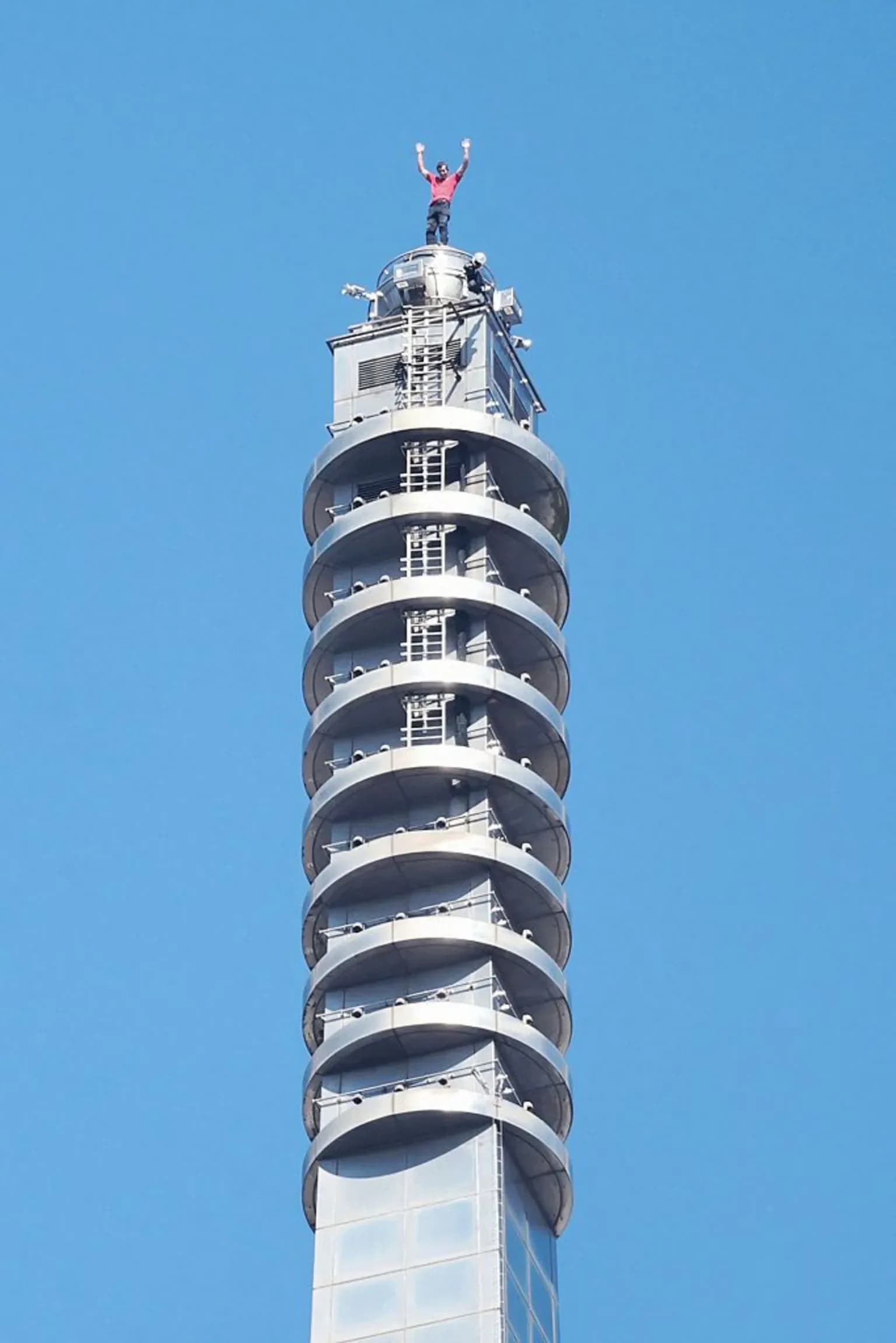 One mistake from death: Alex Honnold climbs Taipei 101 without a rope