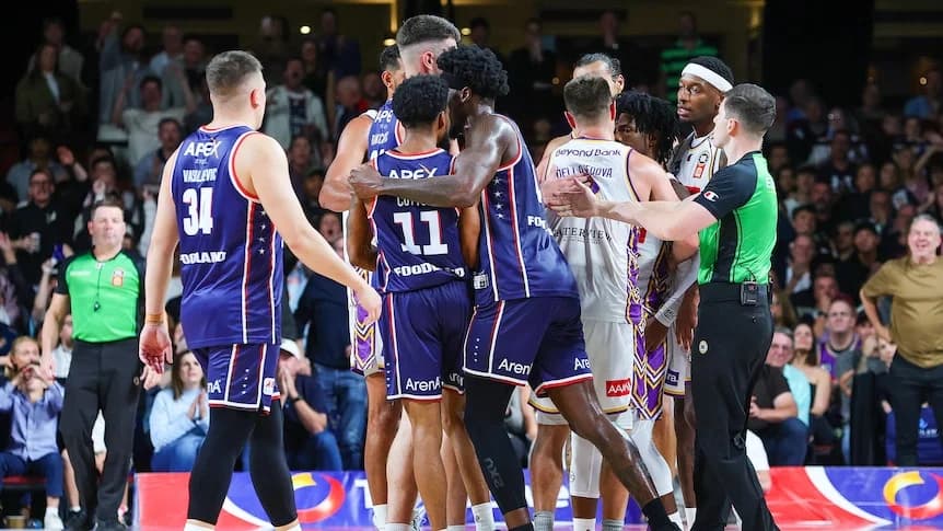 Adelaide 36ers beat Sydney Kings to level NBL finals, Kendric Davis and Bryce Cotton clash - ABC News