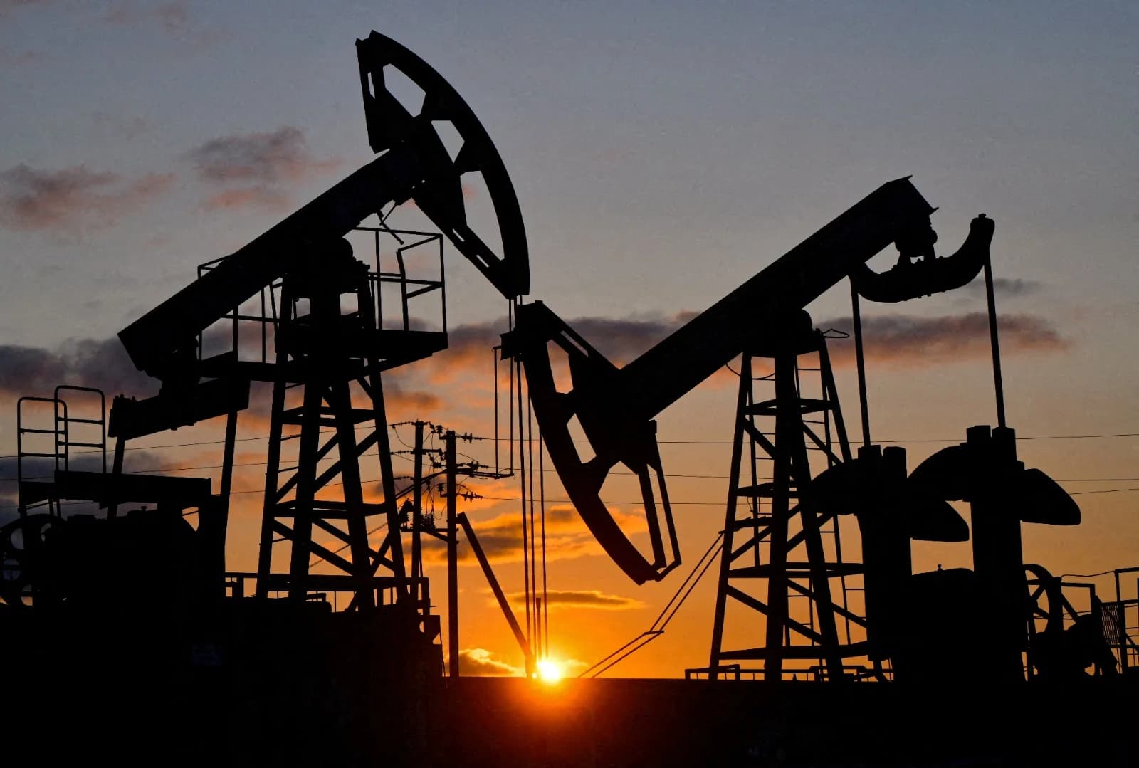 Oil Climbs Above $100 as Tech Rally Faces New Pressure