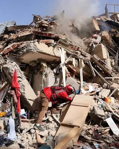 Venezuela Earthquakes: Desperate Families Dig Through Rubble as Search for Survivors Continues