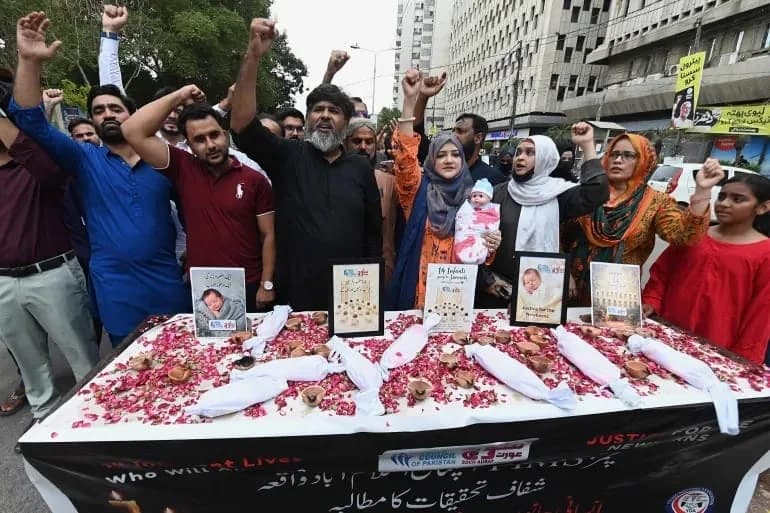 Pakistan: Abayobozi 8 bahagaritswe nyuma y’inkongi yahitanye impinja 14