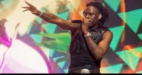 Amatike y'igitaramo cya Rema yatangiye gushira