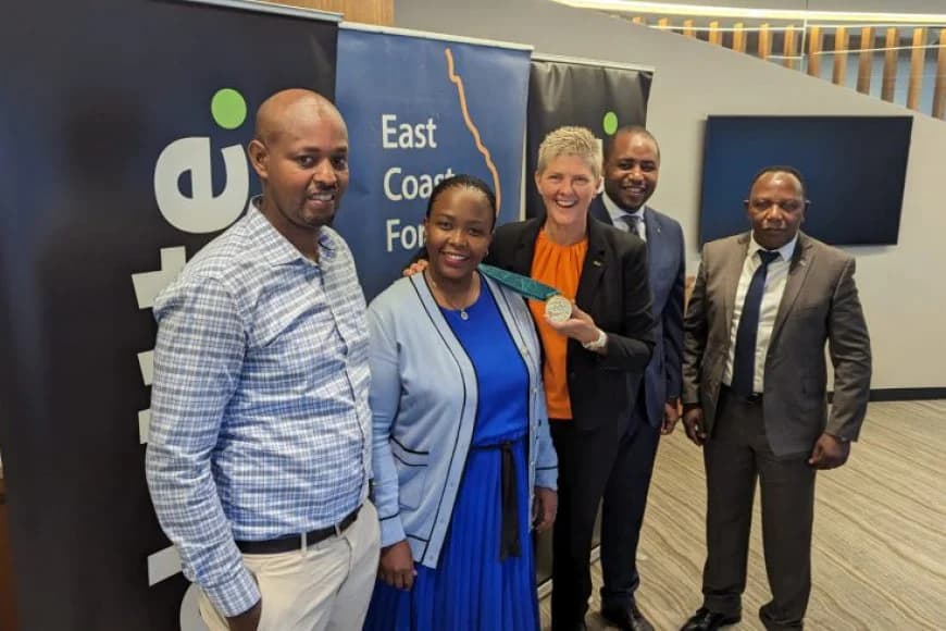 Umuyobozi wa RDB Clare Akamanzi na Jo Pratt umuyobozi wa 4eb Fm bagiranye ibiganiro bigaruka kumyidagaduro muruzinduko yagiriye muri Australia.